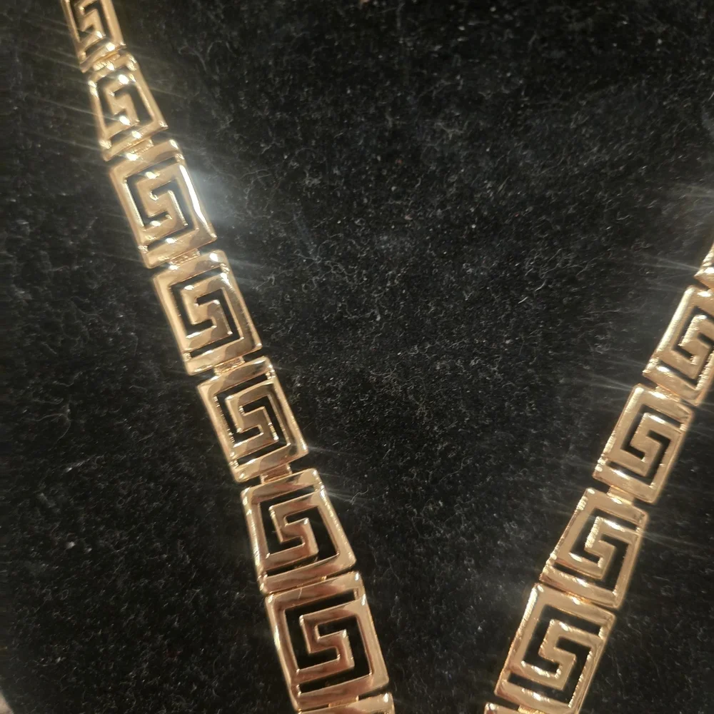Elegant Gold Geometric Necklace